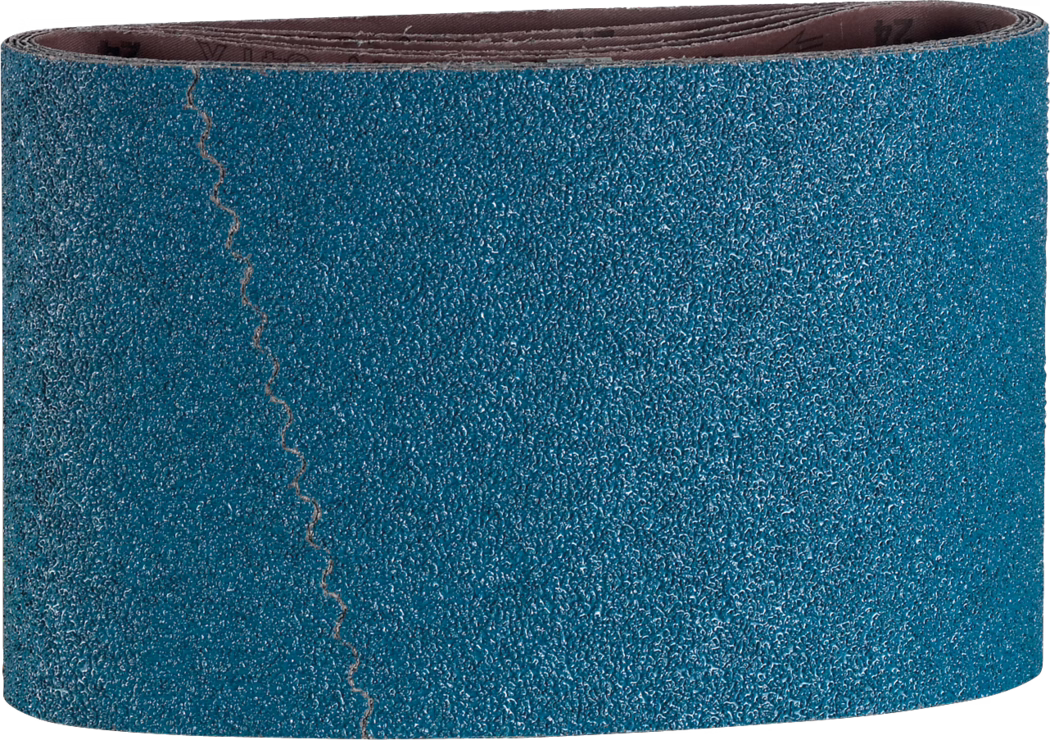 PALLMANN_dummy_zircon-sanding-belt-200x750mm_msl_2021-12 En rulle med blått sandpapper med grov textur visas. Sandpappret har en abrasiv yta som är avsedd för att släta ut och polera olika material. Rullen har en cylindrisk form, med synliga kanter som indikerar att den har klippts eller rivits. Färgen är en ljusblå som sticker ut tydligt mot en bakgrund. Korn från sandpappret fångar ljuset och framhäver dess textur, vilket tydligt visar att den är avsedd för tunganvändning.