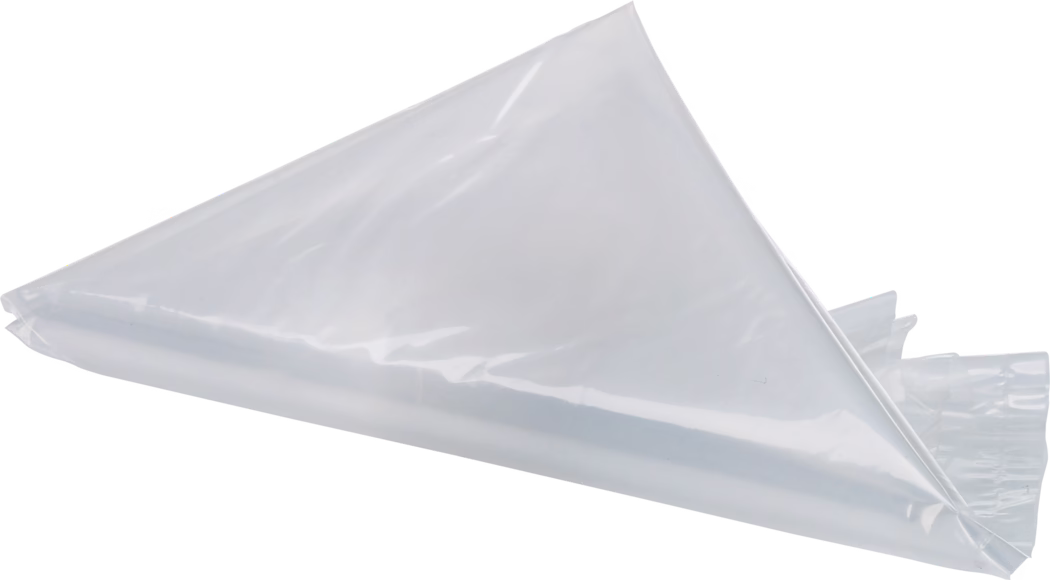 PALLMANN_dummy_insert bag_msl_2017-02 Genomskinlig engångsspritspåse i tunn plast, på bilden vikt i en triangulär form. Slät, blank yta med ljusreflexer, utan synlig märkning. Avsedd för engångsbruk i konditori, till exempel att spritsa glasyr, grädde eller dekorera desserter; avsmalnande ände för montering av tyller. Visad på vit bakgrund.