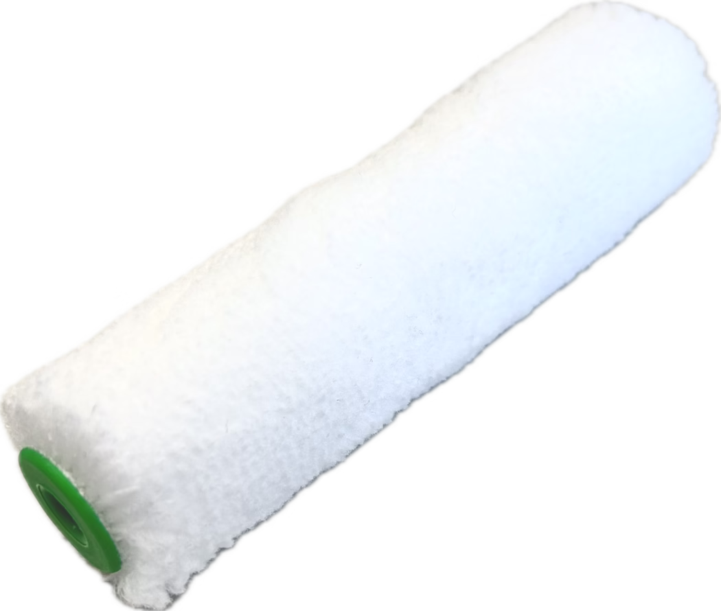 PALLMANN_dummy_AUFTRAGSROLLE RAND 4MM-10 CM_2025_11 Närbild av en vit, ludden målarroller med grön plastände på vit bakgrund; rullens luggstruktur är tydligt synlig.