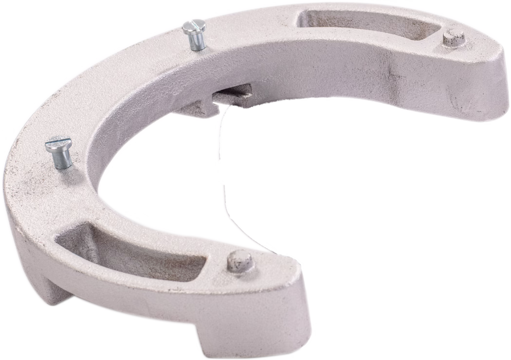 PALLMANN_dummy_SPIDER additional weight_ret_2019-06 En metallisk, cirkulär klämma med en öppen design. Den verkar vara tillverkad av gråfärgat metall och har två synliga skruvar som säkrar den på plats. Ytan har en texturerad finish, vilket tyder på hållbarhet. Klämman har spår skurna på sidorna för ytterligare grepp eller monteringsmöjligheter.
