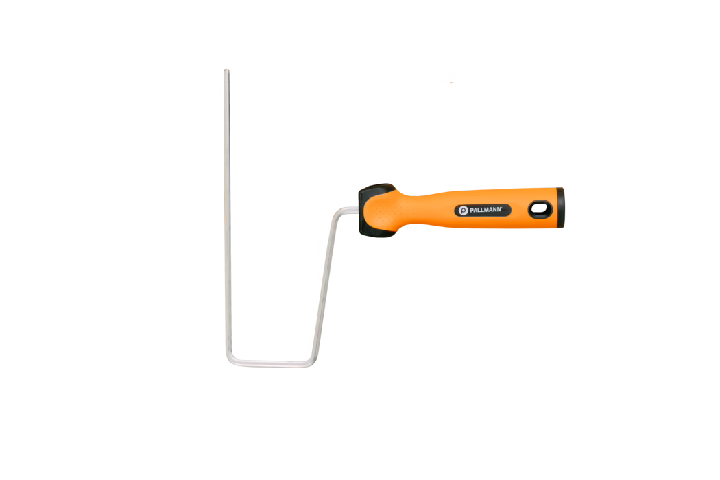 PALLMANN_dummy_handle for application roller_kammerer_2025-08 Ett rullfäste för målarroller med ett ergonomiskt knallorange plasthandtag och en böjd silverfärgad metallram, avbildat mot vit bakgrund. Handtaget har en svart ändkåpa, ett upphängningshål och 'PALLMANN'-logotyp; metallstången är formad för att hålla ett cylindriskt rollöverdrag. Verktyget ser rent och redo ut för målning av väggar eller tak, och kombinerar bekvämt grepp med robust konstruktion.