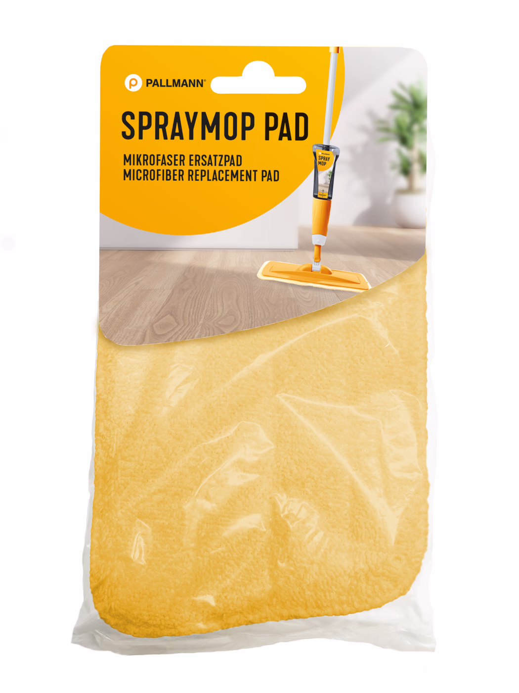 PALLMANN_Dummy_Spraymop Ersatz Pad_msl_2025_04 Gult mikrofiberutbytesdyna för spraymopp från Pallmann i butikförpackning. Den orange-vita huvuddelen visar 'SPRAYMOP PAD' och en bild av en orange spraymopp på ett trägolv; den gula mikrofiberdynan syns genom genomskinlig plast. Ljus, ren inomhusmiljö med en suddig krukväxt i bakgrunden.