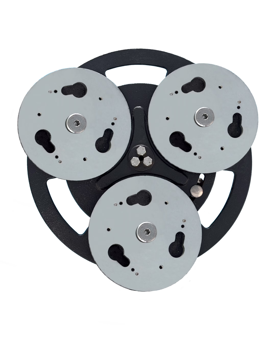 PALLMANN_dummy_Triple disc plate_05_2025 Närbild uppifrån: en svart rund metallmonteringsplatta med tre jämnt placerade silvergrå adaptrar. Varje skiva har nyckelhålsformade utskärningar, små fästhål och en central sexkantsbult; den svarta basen har en strukturerad pulverlackad yta och tre nedfrästa insexbultar i mitten. Assemblyn är isolerad på vit bakgrund med jämn belysning som framhäver metalldetaljer, fästdon och exakt bearbetning, lämplig för teknisk dokumentation.