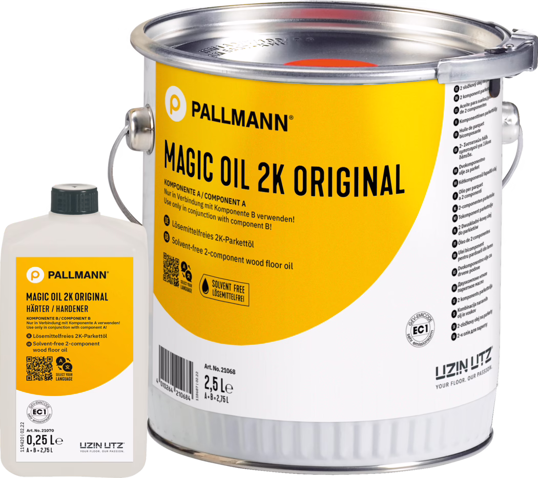 En metallbehållare med pallmann Magic Oil 2K Original, med en gul etikett som beskriver dess funktioner som ett lösningsmedelsfritt, 2-komponents träfärg. Följd av en mindre plastflaska med härdare, märk av liknande sätt, båda produkterna används för golvbehandling.