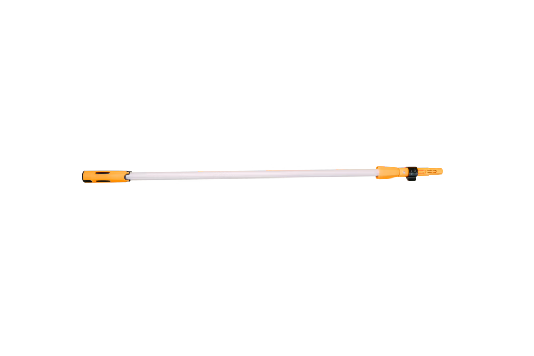 PALLMANN_dummy_telescopic handle_kammerer_2025-08 En lång vit teleskopisk förlängningsstång med starkt orange plastkopplingar i båda ändar och ett svart lås vid ena änden, visad horisontellt mot vit bakgrund. Den lätta skaften i aluminium eller komposit har ett lätt strukturerat grepp i ena änden och en universalanslutning i motsatt ände för moppar, borstar, färgrullar eller andra verktyg; den orange kopplingen rymmer tryckknapp- eller klämmekanismen för att fästa tillbehör. Bilden är en tydlig produktbild som framhäver stångens form, färgkontrast och funktionella detaljer.