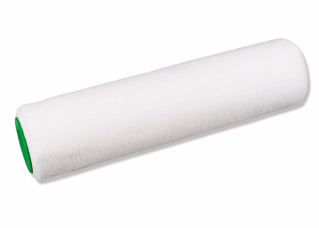 PALLMANN_dummy_SPECIAL APPLICATION ROLLER_2020-06 Närbild av ett vitt cylindriskt rolleröverdrag med tät, slät syntetisk lugg och gröna plastända, mot vit bakgrund. Rollern är luddfri och passar för vattenbaserade färger på släta till lätt strukturerade ytor. Ny och ren.